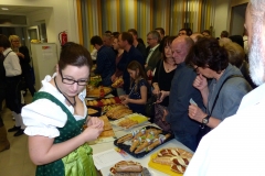 Besucher in der Pause des Frühjahrskonzerts
